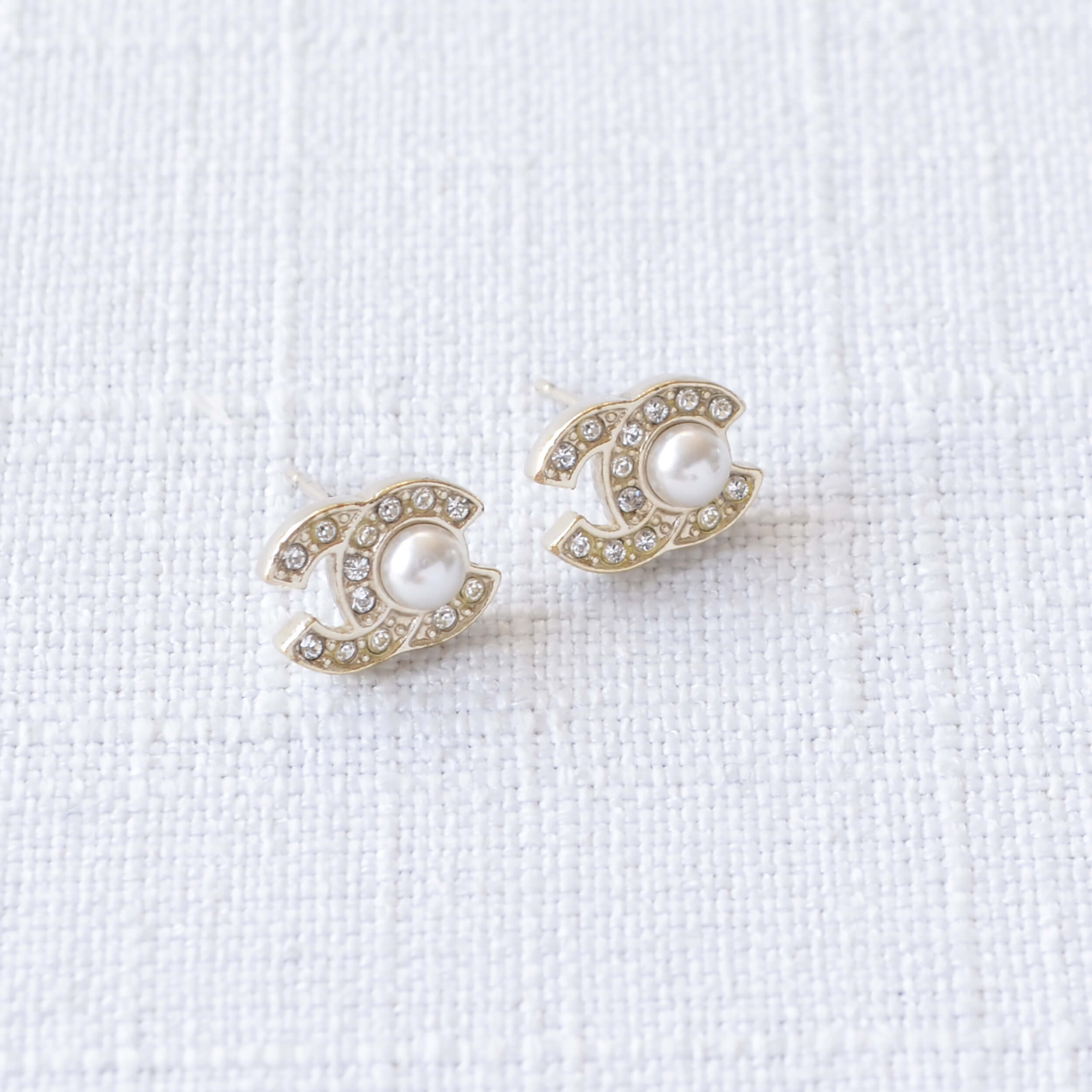 CHANEL CC Crystal Pearl Earrings Ohrringe Ohrstecker mit Perle Gold Pre-Loved 1025138 1