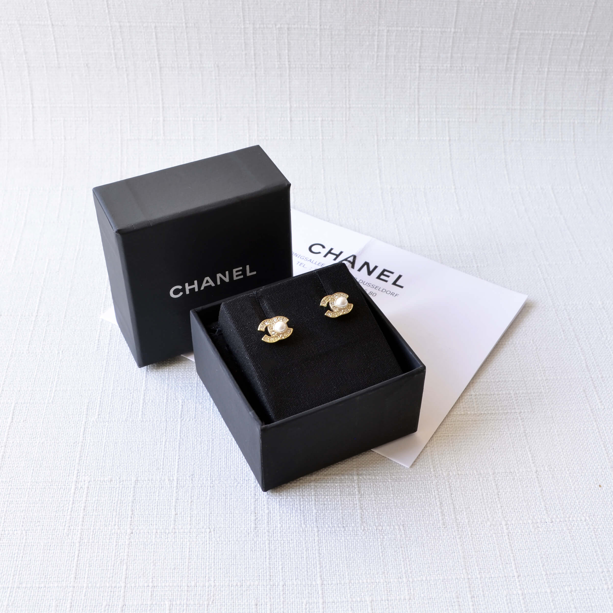 CHANEL CC Crystal Pearl Earrings Ohrringe Ohrstecker mit Perle Gold Pre-Loved 1025138 3