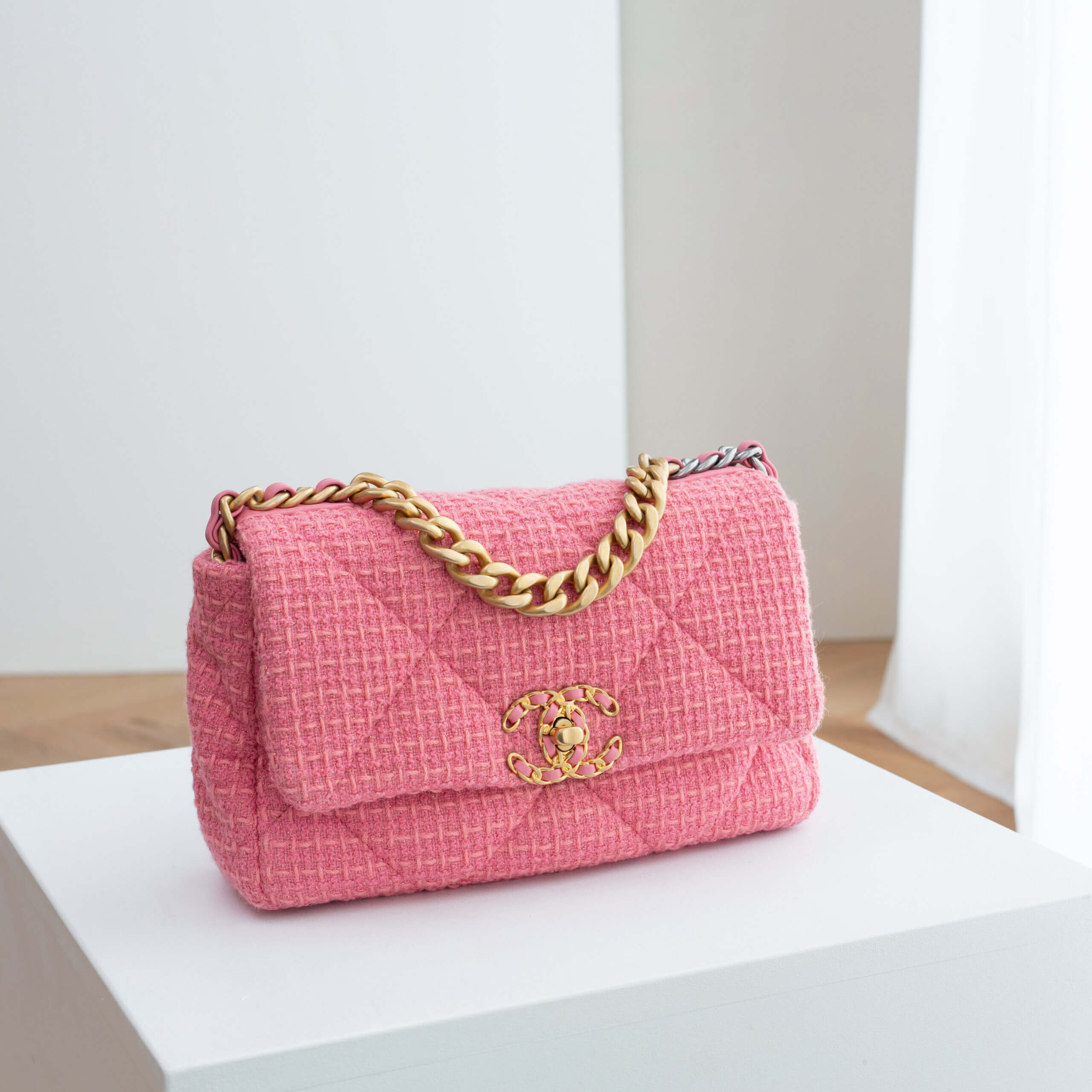 CHANEL 19 Small Tweed Handtasche Handbag Pink Pre-Loved 1125141 1 CHANEL 19 Small Tweed Handtasche Handbag Pink Pre-Loved 1125141 1