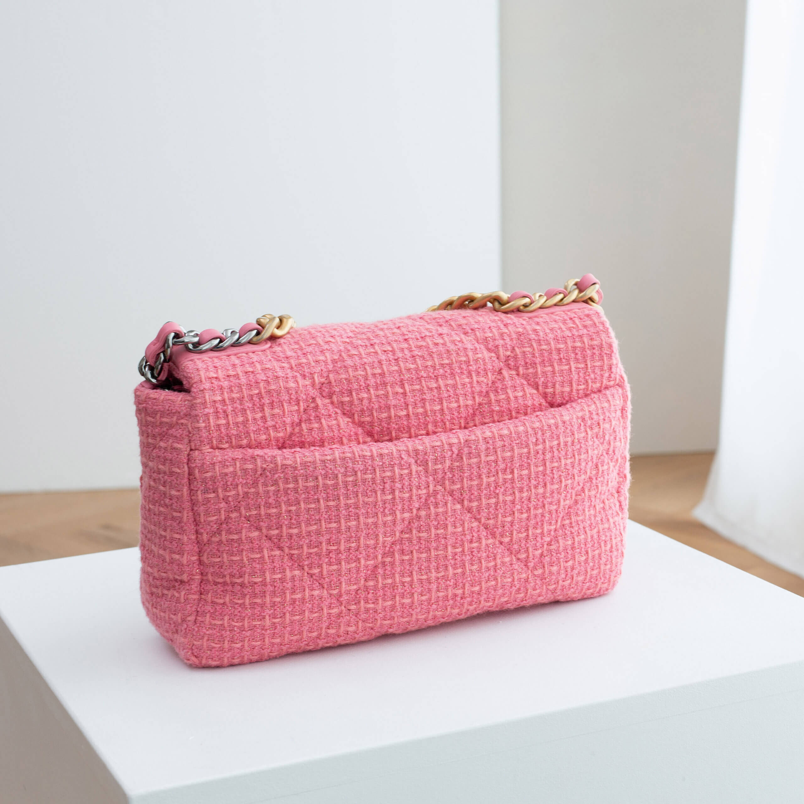 CHANEL 19 Small Tweed Handtasche Handbag Pink Pre-Loved 1125141 2 CHANEL 19 Small Tweed Handtasche Handbag Pink Pre-Loved 1125141 2