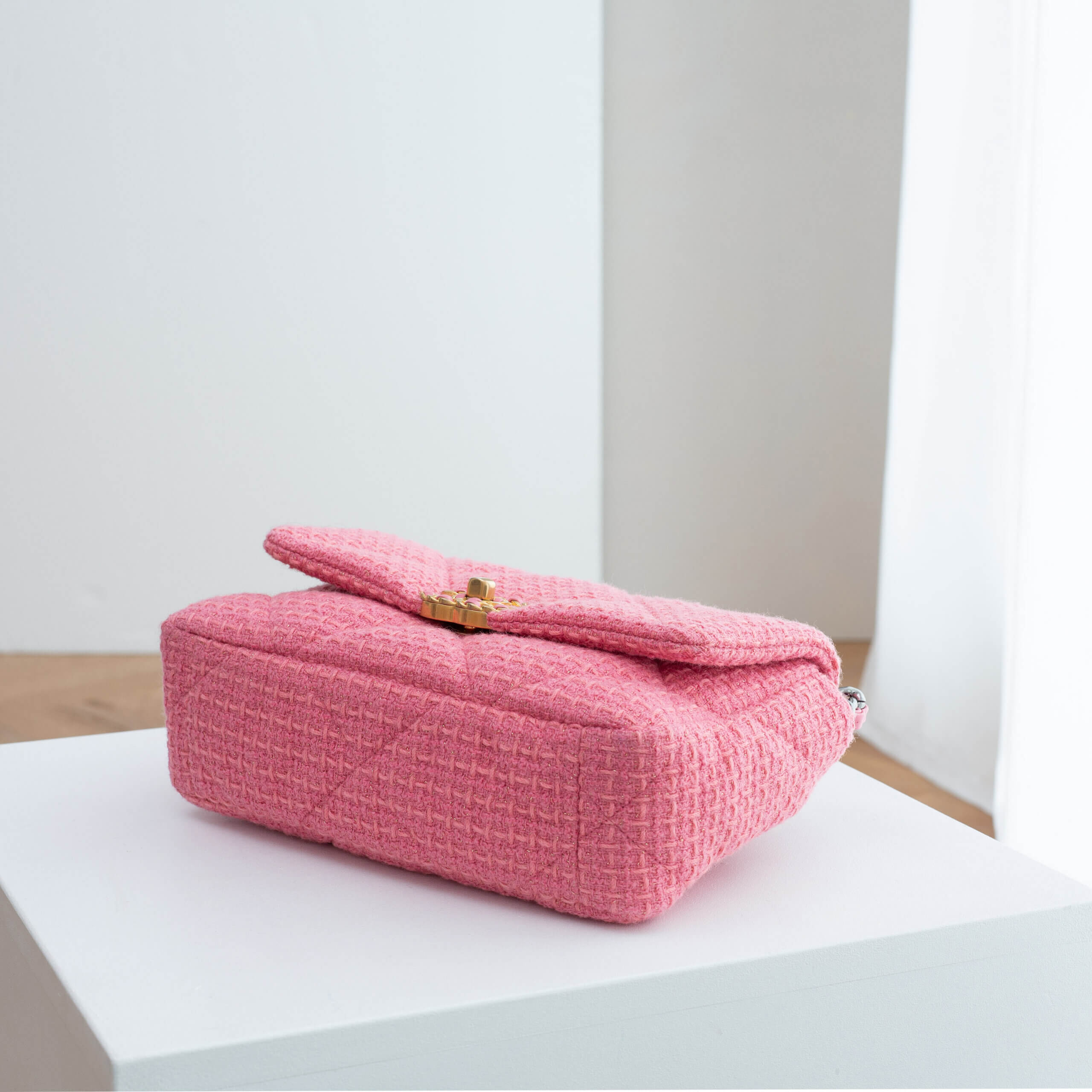 CHANEL 19 Small Tweed Handtasche Handbag Pink Pre-Loved 1125141 4 CHANEL 19 Small Tweed Handtasche Handbag Pink Pre-Loved 1125141 4