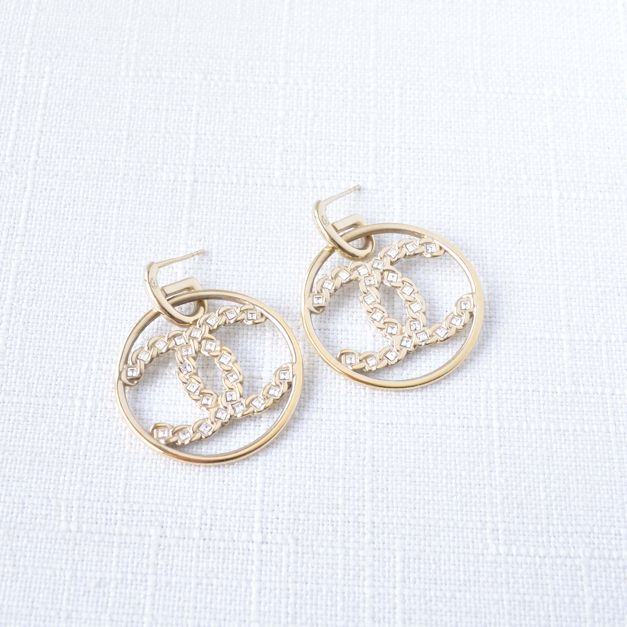 CHANEL 19P CC in Circle Hoop Earrings Kreolen Ohrringe Gold Pre-Loved 1125148 2 CHANEL 19P CC in Circle Hoop Earrings Kreolen Ohrringe Gold Pre-Loved 1125148 2