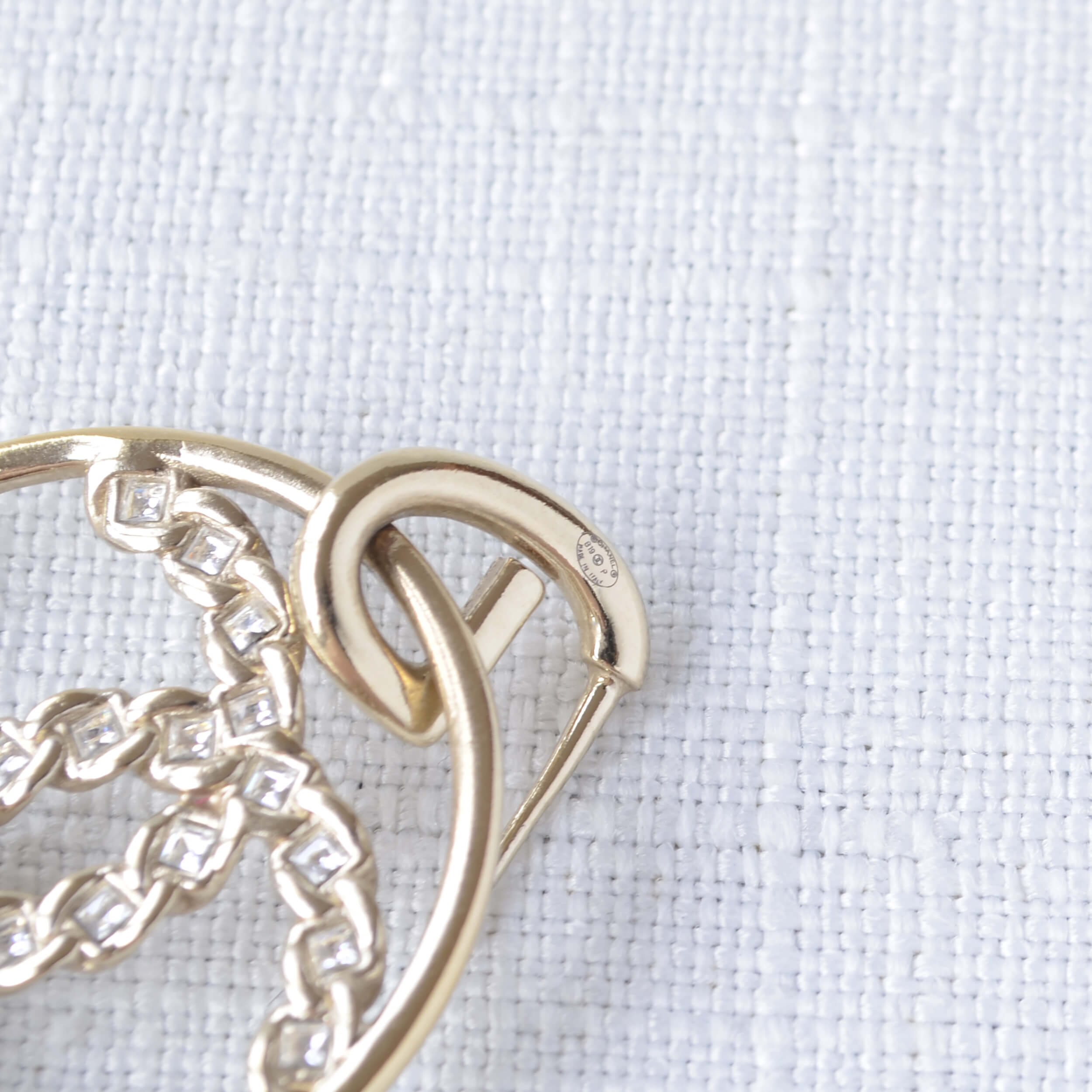 CHANEL 19P CC in Circle Hoop Earrings Kreolen Ohrringe Gold Pre-Loved 1125148 4 CHANEL 19P CC in Circle Hoop Earrings Kreolen Ohrringe Gold Pre-Loved 1125148 4