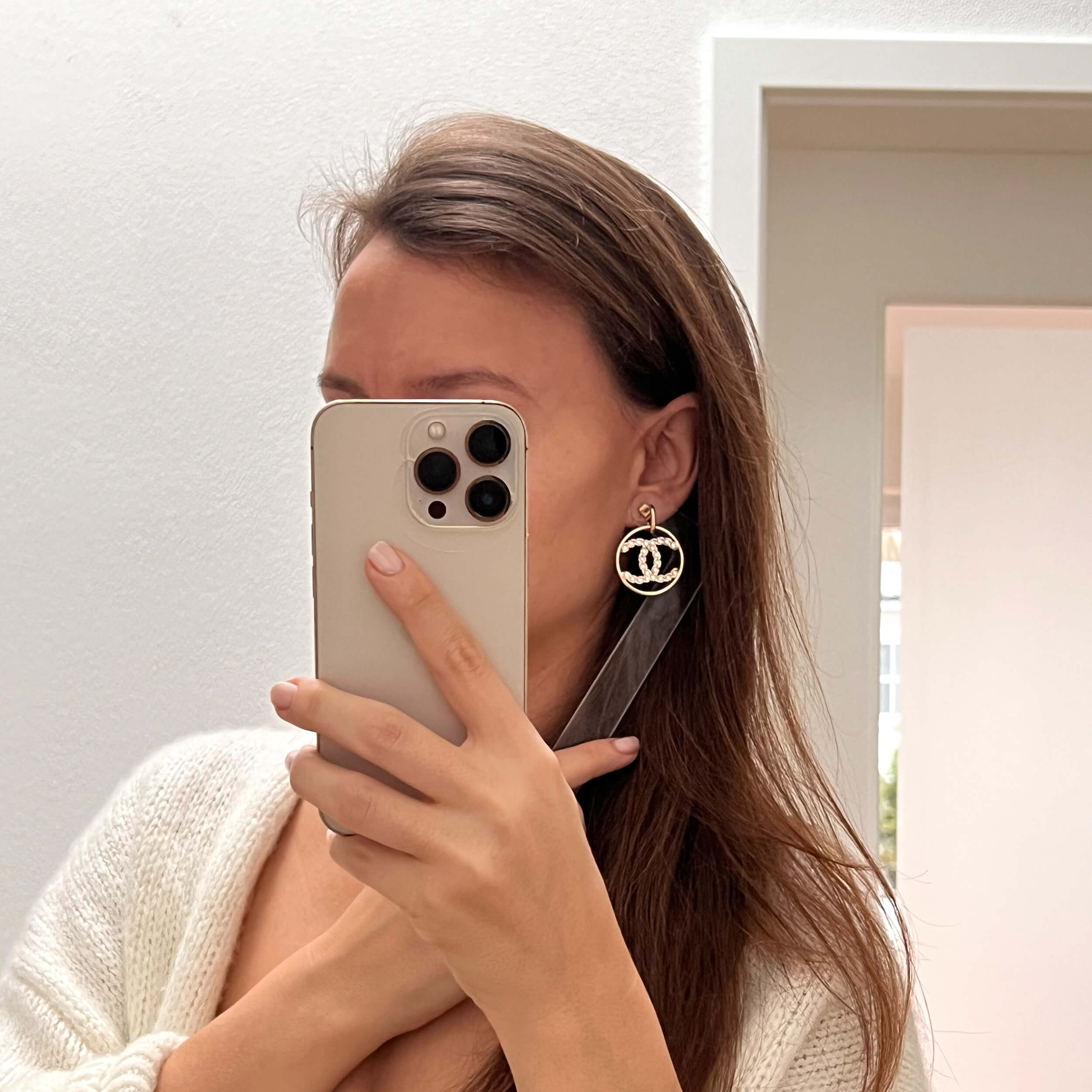 CHANEL 19P CC in Circle Hoop Earrings Kreolen Ohrringe Gold Pre-Loved 1125148 Modshot CHANEL 19P CC in Circle Hoop Earrings Kreolen Ohrringe Gold Pre-Loved 1125148 Modshot