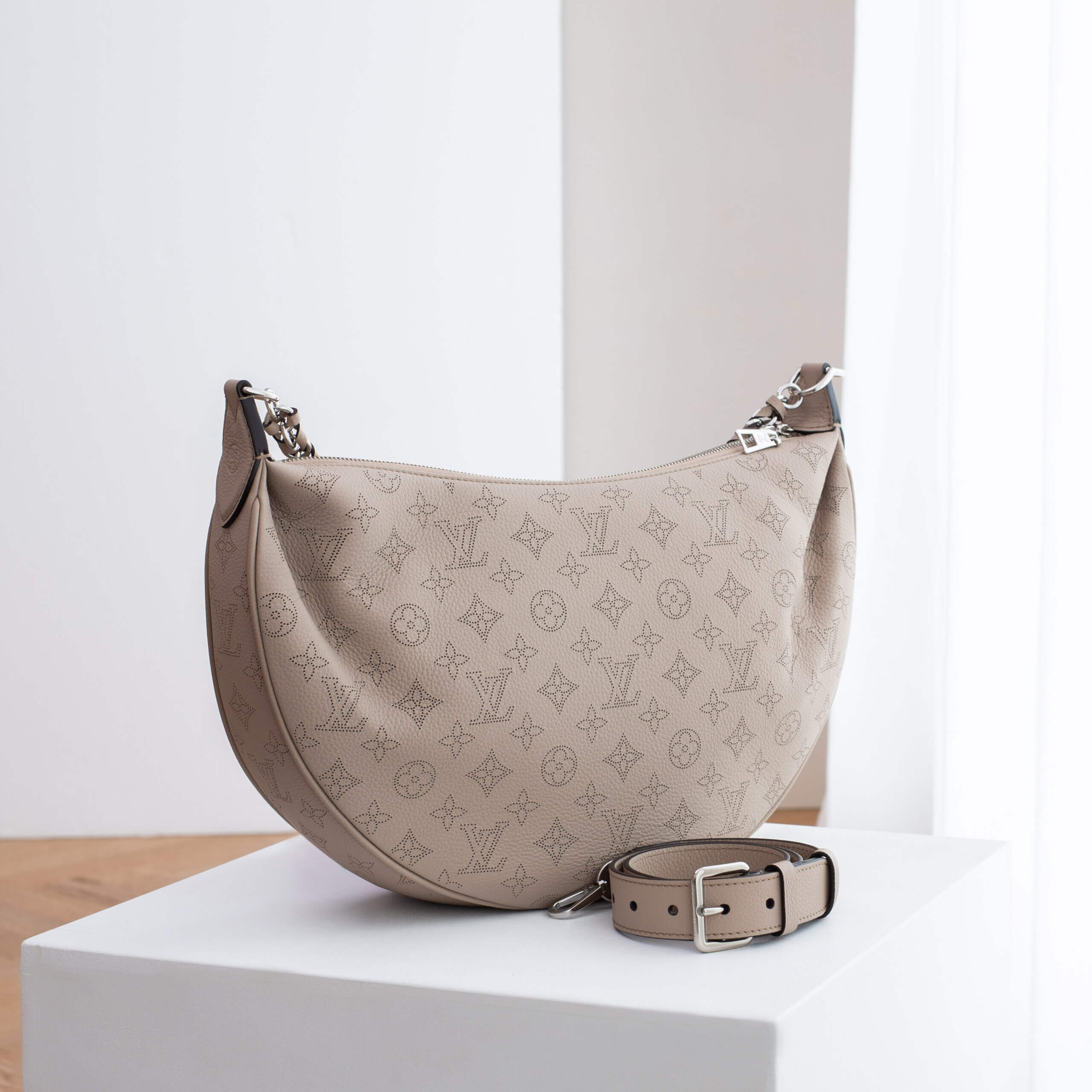 Louis Vuitton Baia MM Mahina Leder Handtasche Galet Handbag Pre-Loved 1125223 2 Louis Vuitton Baia MM Mahina Leder Handtasche Galet Handbag Pre-Loved 1125223 2