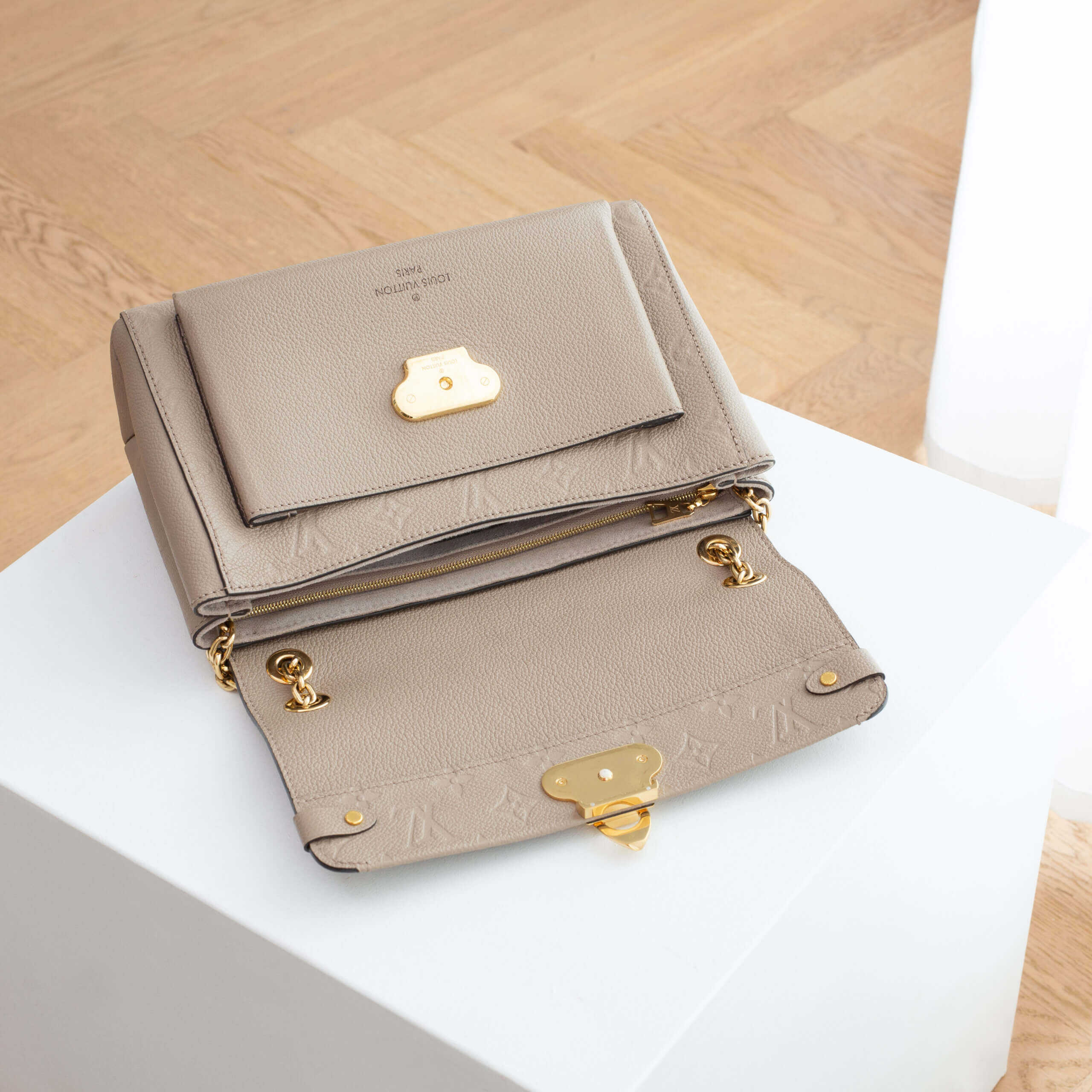 Louis Vuitton Vavin PM Monogram Empreinte Leder Tourterelle Handtasche Pre-Loved 1125222 6 Louis Vuitton Vavin PM Monogram Empreinte Leder Tourterelle Handtasche Pre-Loved 1125222 5