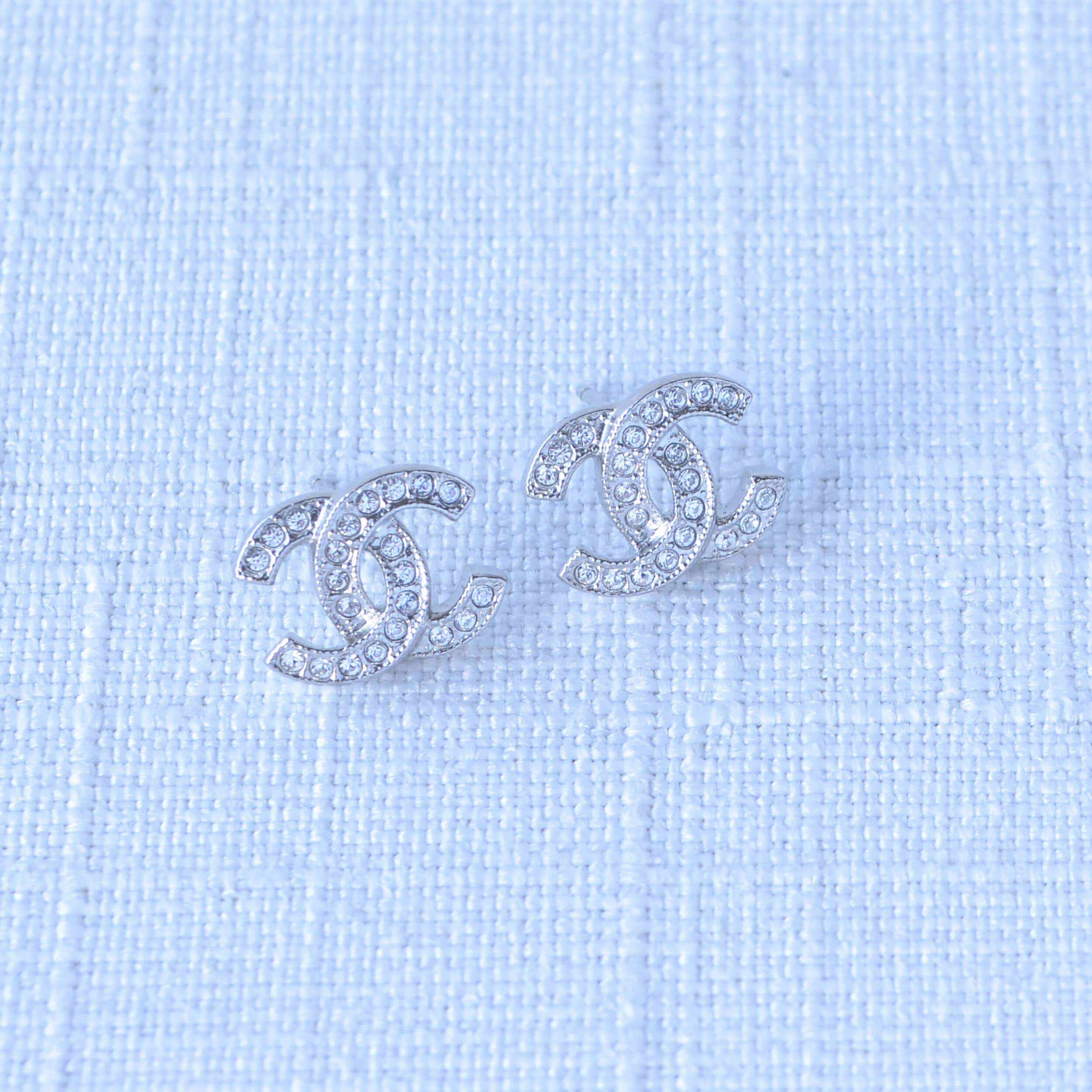 CHANEL 24V CC Crystal Mini Earrings Strass Ohrringe Silber Pre-Loved 12611 1 CHANEL 24V CC Crystal Mini Earrings Strass Ohrringe Silber Pre-Loved 12611 1