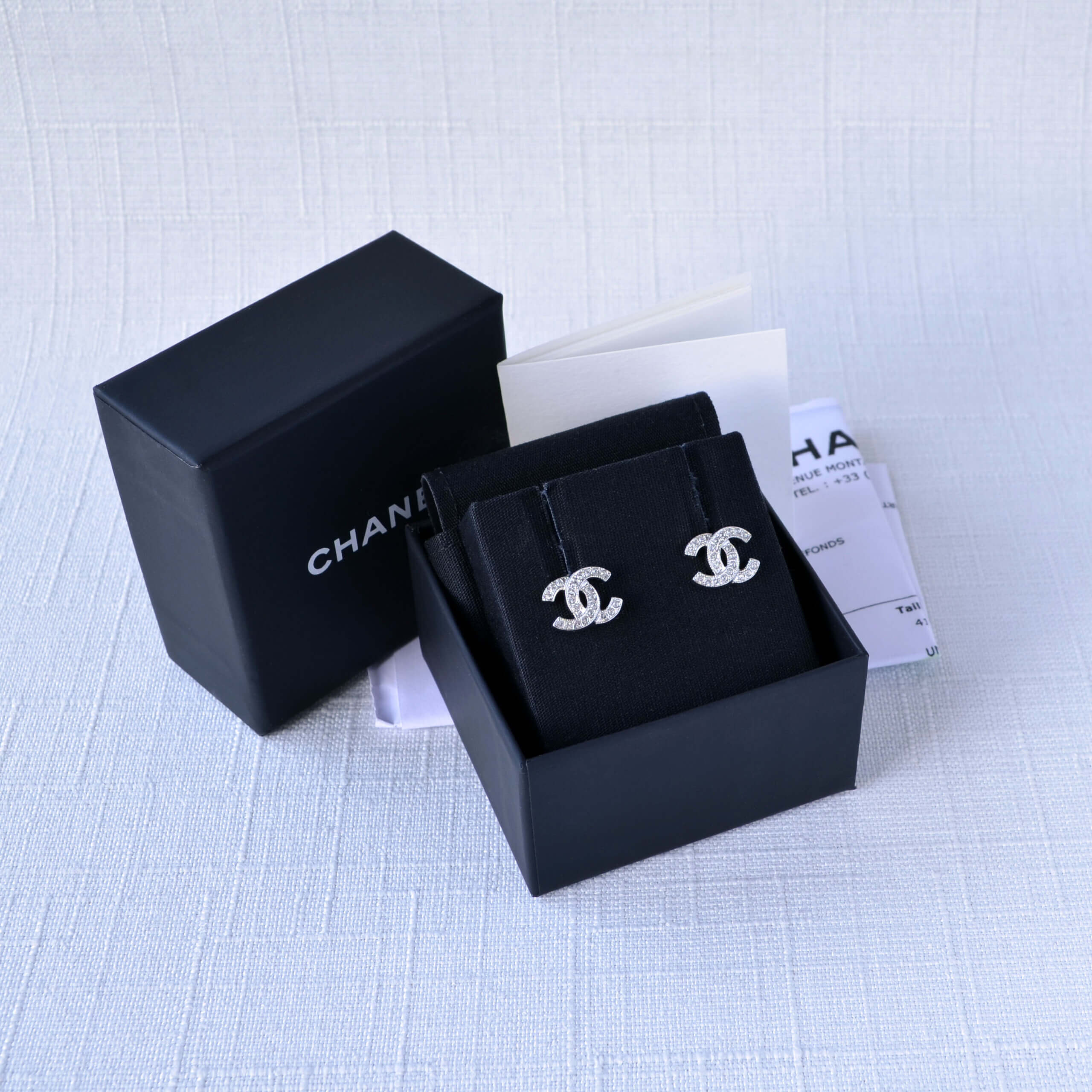 CHANEL 24V CC Crystal Mini Earrings Strass Ohrringe Silber Pre-Loved 12611 2 CHANEL 24V CC Crystal Mini Earrings Strass Ohrringe Silber Pre-Loved 12611 2