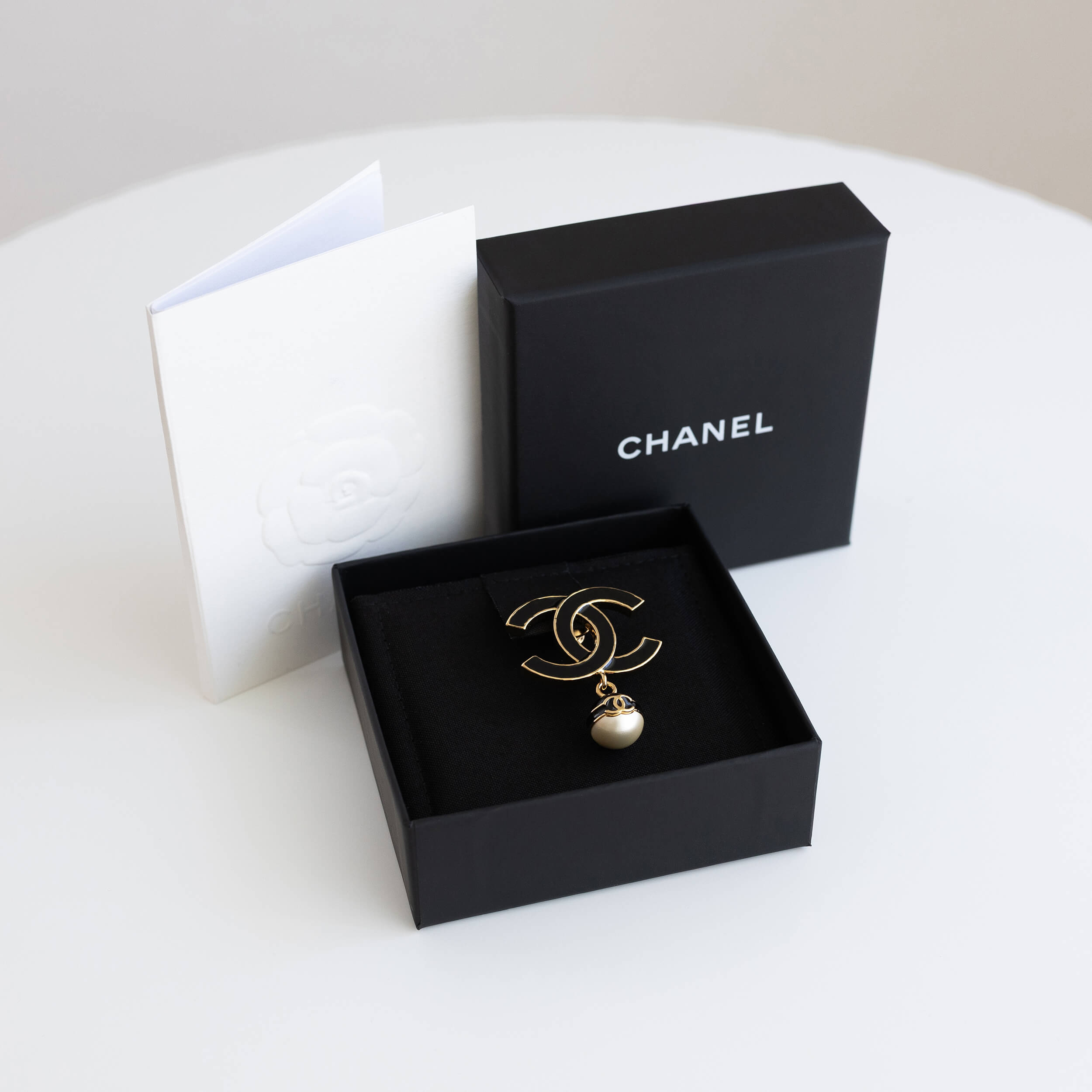 CHANEL 24S CC Brosche - Image 4
