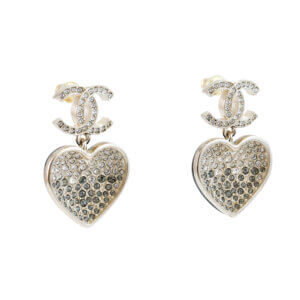 Chanel 23P CC Herz Anhänger Ohrringe Heart Pendant Earrings Crystal Strass Hellgolg Schwarz Pre-Loved 726117 1T