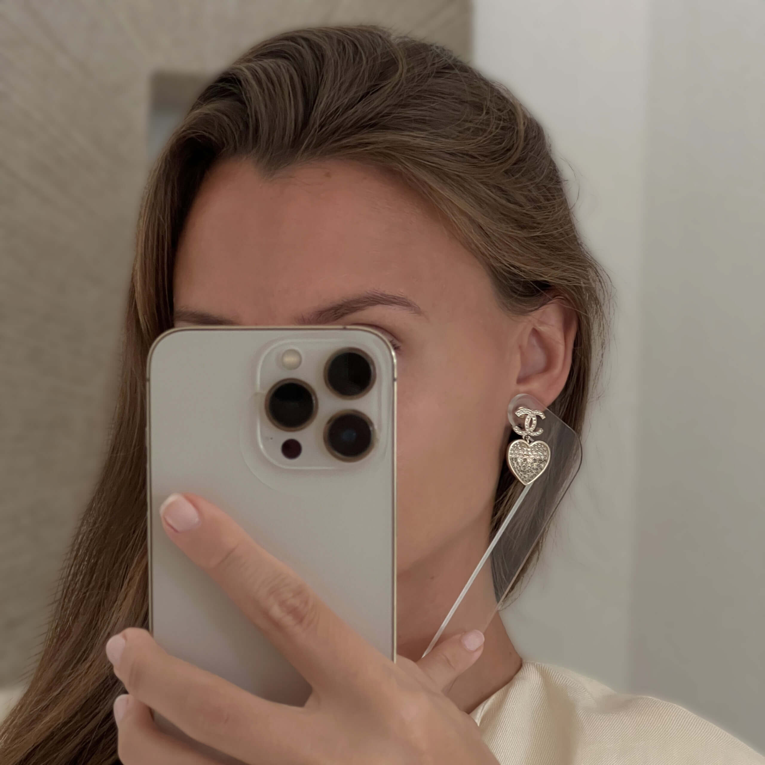 Chanel 23P CC Herz Anhänger Ohrringe Heart Pendant Earrings Crystal Strass Hellgolg Schwarz Pre-Loved 726117 Modshot 2