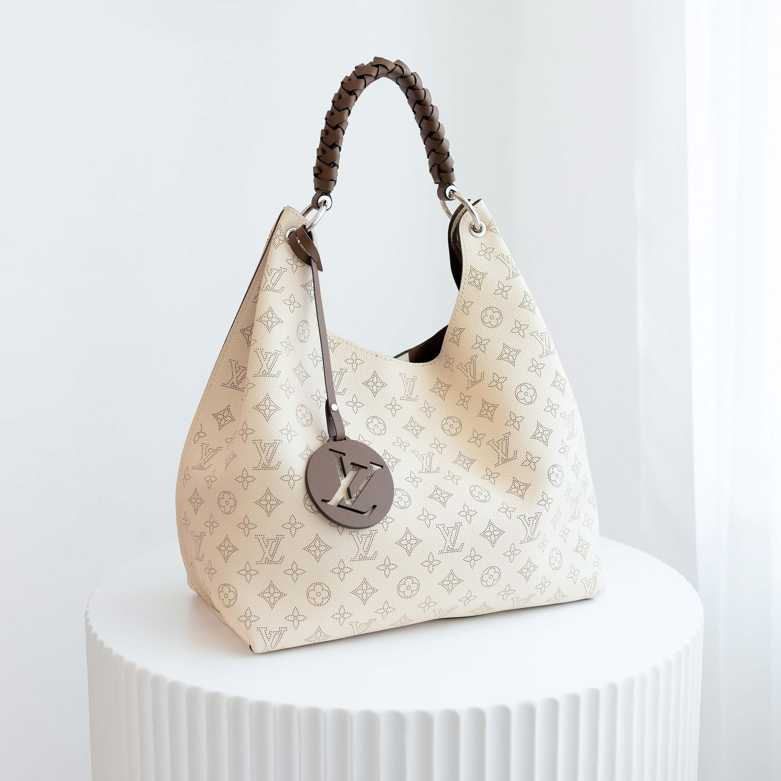 Louis Vuitton Carmel Bag Mahina Leder Handtasche Creme Beige Pre-Loved 72626 1
