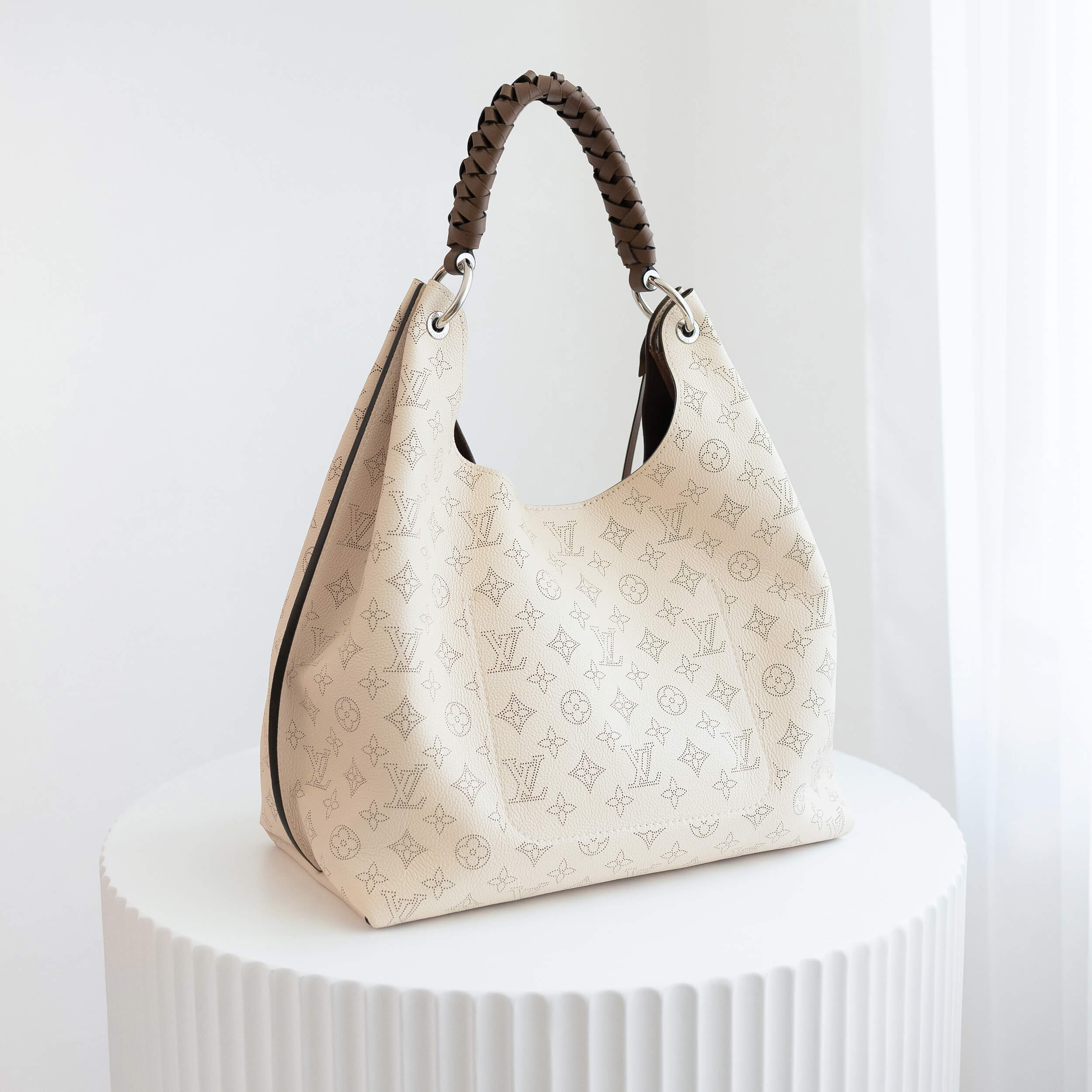 Louis Vuitton Carmel Bag Mahina Leder Handtasche Creme Beige Pre-Loved 72626 2