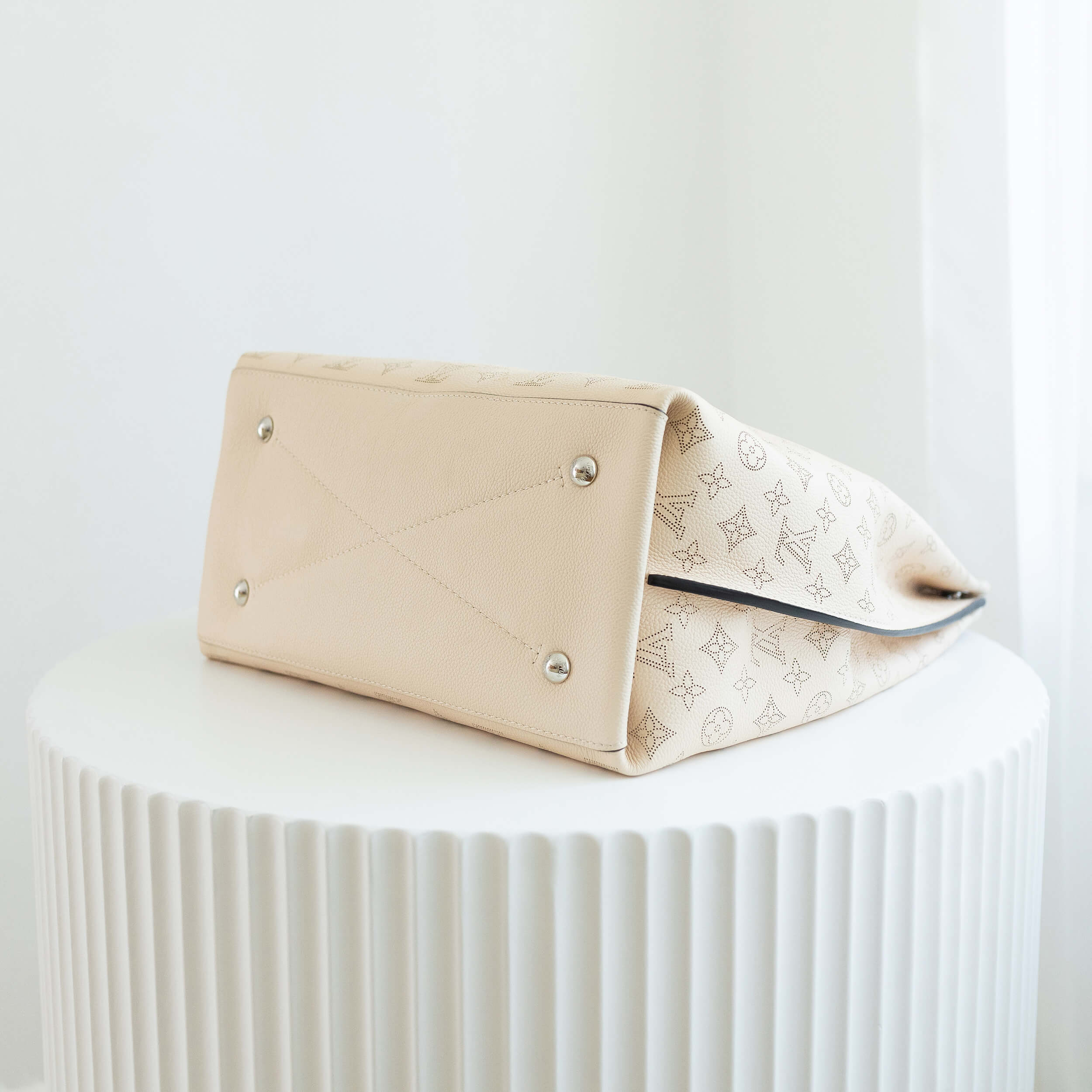 Louis Vuitton Carmel Bag Mahina Leder Handtasche Creme Beige Pre-Loved 72626 4