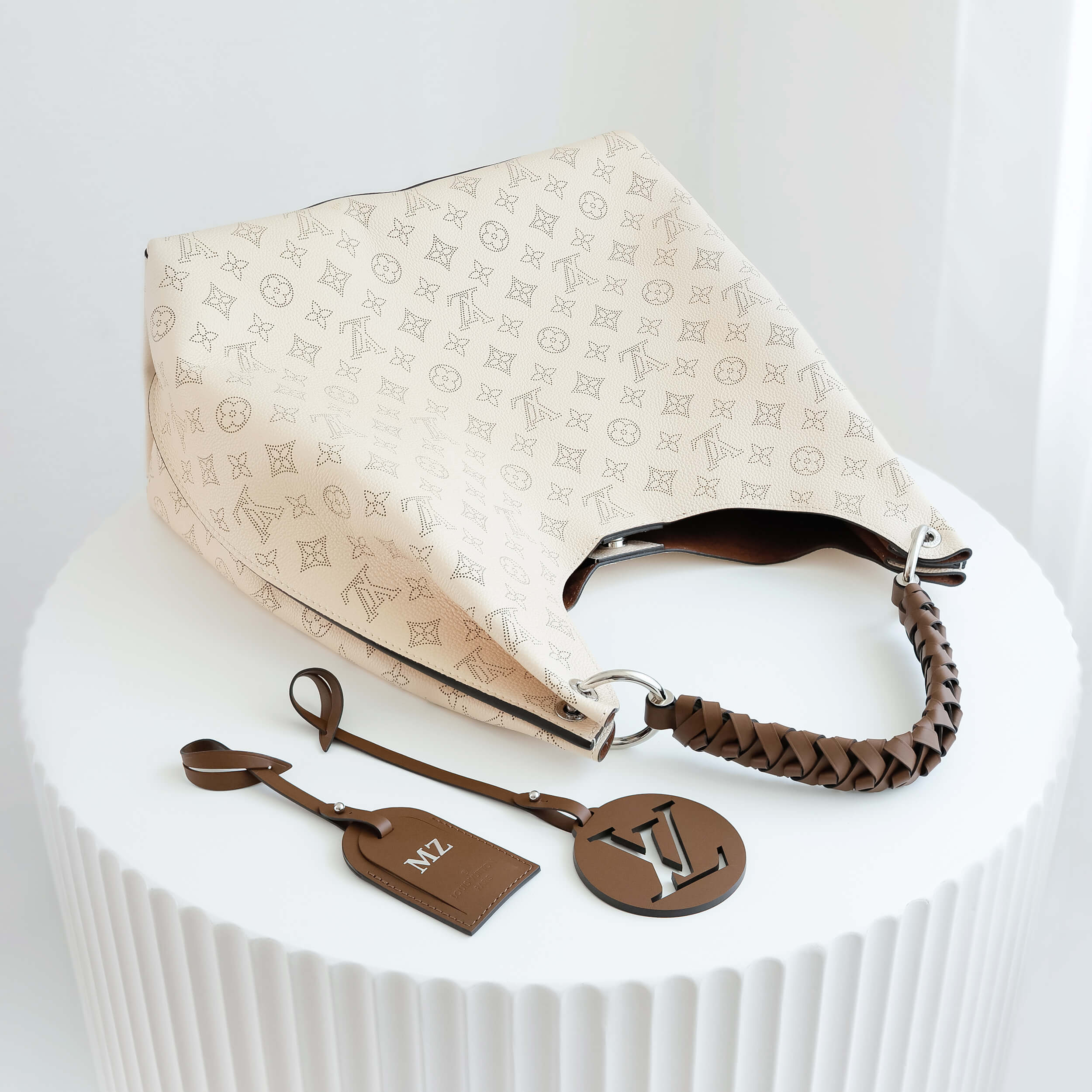 Louis Vuitton Carmel Bag Mahina Leder Handtasche Creme Beige Pre-Loved 72626 5