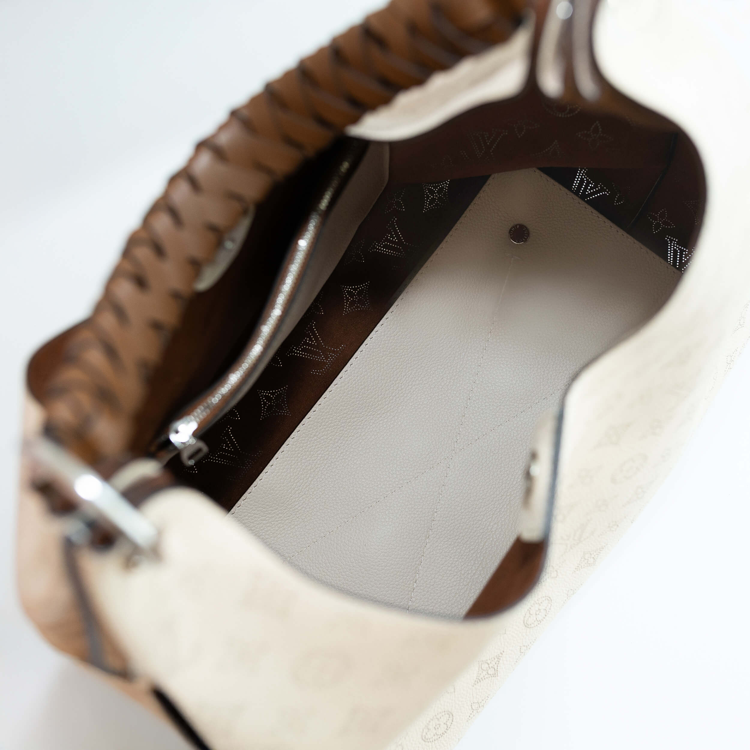 Louis Vuitton Carmel Bag Mahina Leder Handtasche Creme Beige Pre-Loved 72626 6