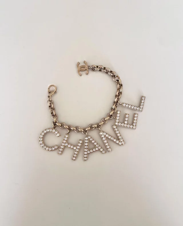 CHANEL 19S Letter Bracelet
____ ____ ____ ____ ____ ____ ____ ____ ____  Year: 2019  Condition: Mint condition  Measurements:
22 cm  Metal in light gold  Comes with:
Invoice, box  Product ref. 125112 @ baselle.com
____ ____ ____ ____ ____ ____ ____ ____ ____  For more photos, details or purchase
- visit www.baselle.com
- email info@baselle.com
- WhatsApp +49157 92339986
- direct IG message  📍 Germany
📦 Worldwide shipping
💳 PayPal, easyCredit, Klarna, Credit card, bank transfer
💯% Authentic Guaranteed or your money back  ℹ️ baselle.com is an independent luxury
consignment in e-commerce. It has no association and/or affiliation with the brands whose items are offered for sale on its website/app/instagram. All trademarks and copyrights remain sole property to the brands  #chaneltimeless #bagaddict #luxurybagsforsale #chanelbag #chanel #chaneladdict #chanelbrooch #chanelbagcharm #luxuryforsale #ccearrings #ccbracelet #chanelcollection #luxurybags #luxury#cc #chanelforsale #secondhand #chanelletterbracelet #luxurylover  #bagcharms #chanelcrystalcc #baselle #chaneljewelry #chanellove #chanelbracelet #chanelclassic #designer #chanelsecondhand #prelovedluxury #baselle.com