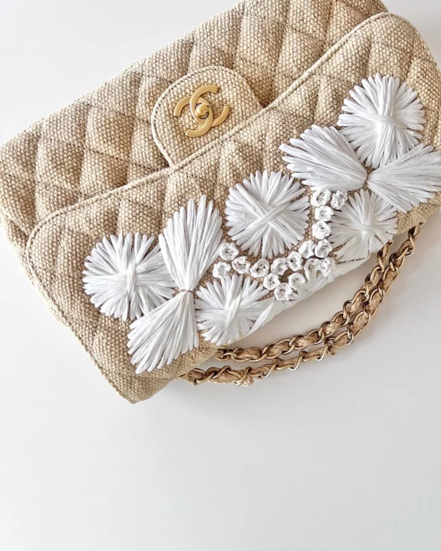CHANEL Raffia Jumbo Flap Bag
____ ____ ____ ____ ____ ____ ____ ____ ____  Year: 2010  Condition: Very good condition  Measurements:
30 x 19,5 x 10 cm  Raffia
Silk lining
Hardware in gold  Comes with:
dustbag, ID hologramm sticker  Product ref. 325115 @baselle_com
____ ____ ____ ____ ____ ____ ____ ____ ____  For more photos, details or purchase
- visit baselle.com
- email info@baselle.com
- WhatsApp +49157 92339986
- direct IG message  📍 Germany
📦 Worldwide shipping
💳 PayPal, Klarna, easyCredit installments, credit card, bank transfer
💯% Authentic Guaranteed or your money back  ℹ️ BASELLE is an independent luxury
consignment in e-commerce. It has no association and/or affiliation with the brands whose items are offered for sale on its website/app/instagram. All trademarks and copyrights remain sole property to the brands  #chaneltimeless #bagaddict #luxurybagsforsale #chanelbag #chanel #chaneladdict #baglover #chanelsummerbag #inspiration #chanelstrawbag #styleinspiration #chanelcollection #luxurybags #luxury#cc #chanelforsale #secondhand #chanelraffia #luxurylover  #prelovedluxury #baselle #fashioninspo #vintagechanel #chanellove #strawbag #chanelclassic #designer #chanelsecondhand #prelovedluxury #baselle.com