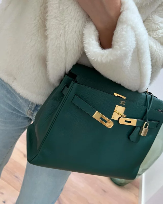 Hermès Vintage Kelly 32 
____ ____ ____ ____ ____ ____ ____ ____ ____  Year: 1991  Condition: very good condition  Measurements:
32 x 23 x 12 cm  Ardennes leather
Hardware in gold  Comes with: 
box, dustbag, clochette with lock & key, removable shoulder strap  Product ref. 32533 @baselle.com
____ ____ ____ ____ ____ ____ ____ ____ ____  For more photos, details or purchase
- visit baselle.com
- email info@baselle.com
- WhatsApp +49157 92339986
- direct IG message  📍 Germany
📦 Worldwide shipping
💳 PayPal, Klarna, easyCredit installments, credit card, bank transfer
💯% Authentic Guaranteed or your money back  ℹ️ BASELLE is an independent luxury
consignment in e-commerce. It has no association and/or affiliation with the brands whose items are offered for sale on its website/app/instagram. All trademarks and copyrights remain sole property to the brands  #hermes #bagaddict #luxurybagsforsale #hermesbag #kellylover #birkin #baglover #kelly32 #hermeskellymalachite #hermesbirkin #hermeskelly32 #hermeskelly #luxurybags #luxury #prelovedhermes #hermeskellyaddict #secondhand #hermessecondhand #luxurylover  #hermesvintage #hermesconstance #fashioninspo #fashionblogger #hermeslove #birkinlover #hermès #designer #hermesaddict #prelovedluxury #baselle