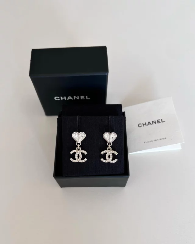 CHANEL 23S Crystal Heart CC Earrings____ ____ ____ ____ ____ ____ ____ ____ ____  Year: 2023  Condition: Mint condition  Measurements:1,5 * 2,5 cm  Metal in light gold and silver  Comes with:Invoice, box with inlay  Product ref. 225114 @ baselle.com____ ____ ____ ____ ____ ____ ____ ____ ____  For more photos, details or purchase- visit www.baselle.com- email info@baselle.com- WhatsApp +49157 92339986- direct IG message  📍 Germany📦 Worldwide shipping💳 PayPal, easyCredit, Klarna, Credit card, bank transfer💯% Authentic Guaranteed or your money back  ℹ️ baselle.com is an independent luxuryconsignment in e-commerce. It has no association and/or affiliation with the brands whose items are offered for sale on its website/app/instagram. All trademarks and copyrights remain sole property to the brands  #chaneltimeless #bagaddict #luxurybagsforsale #chanelbag #chanel #chaneladdict #chanelheartearrings #fashion #luxuryforsale #ccearrings #styleinspiration #chanelcollection #luxurybags #luxury#cc #chanelforsale #secondhand #chanelccroundearrings #luxurylover  #model #chanelcrystalcc #baselle #chaneljewelry #chanellove #chanelearrings #chanelclassic #designer #chanelsecondhand #prelovedluxury #baselle.com
