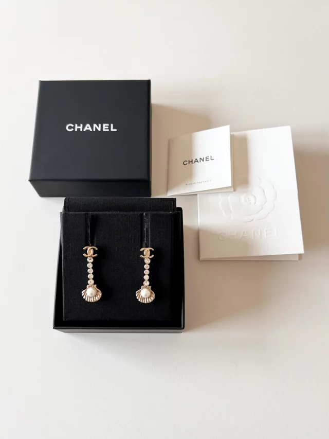 CHANEL 25C CC Shell Crystal Earrings
____ ____ ____ ____ ____ ____ ____ ____ ____  Year: 2025  Condition: Mint condition  Measurements:
3,8 cm  Metal in light gold  Comes with:
Invoice, box with inlay  Product ref. 825134 @ baselle.com
____ ____ ____ ____ ____ ____ ____ ____ ____  For more photos, details or purchase
- visit www.baselle.com
- email info@baselle.com
- WhatsApp +49157 92339986
- direct IG message  📍 Germany
📦 Worldwide shipping
💳 PayPal, easyCredit, Klarna, Credit card, bank transfer
💯% Authentic Guaranteed or your money back  ℹ️ baselle.com is an independent luxury
consignment in e-commerce. It has no association and/or affiliation with the brands whose items are offered for sale on its website/app/instagram. All trademarks and copyrights remain sole property to the brands  #chaneltimeless #bagaddict #luxurybagsforsale #chanelbag #chanel #chaneladdict #chanelheartearrings #fashion #luxuryforsale #ccearrings #styleinspiration #chanelcollection #luxurybags #luxury#cc #chanelforsale #secondhand #chanelccroundearrings #luxurylover  #model #chanelcrystalcc #baselle #chaneljewelry #chanellove #chanelearrings #chanelclassic #designer #chanelsecondhand #prelovedluxury #baselle.com